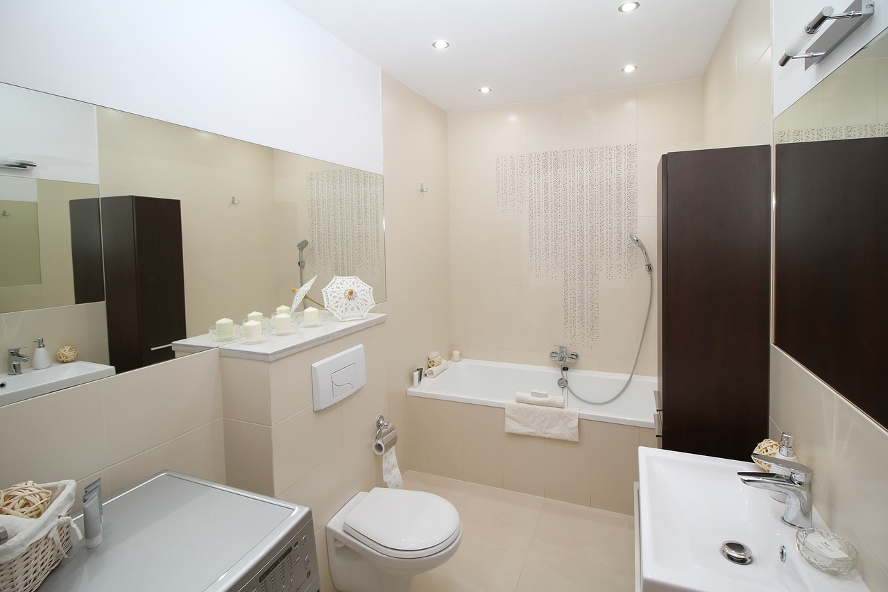 Stijlvolle decoratietips voor compact toilet.