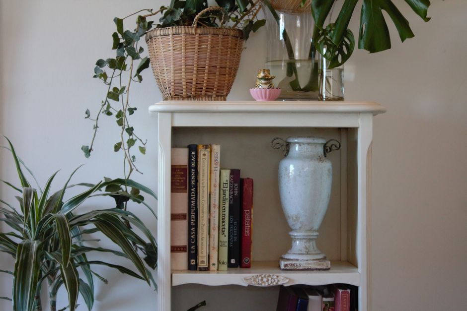 Gezellige leeshoek met retro boekenplanken. Gezellige leeshoek met retro boekenplanken.