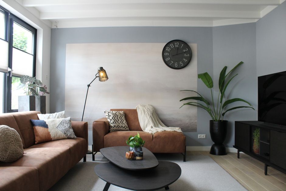 Moderne woonkamer met abstract fotobehangontwerp.