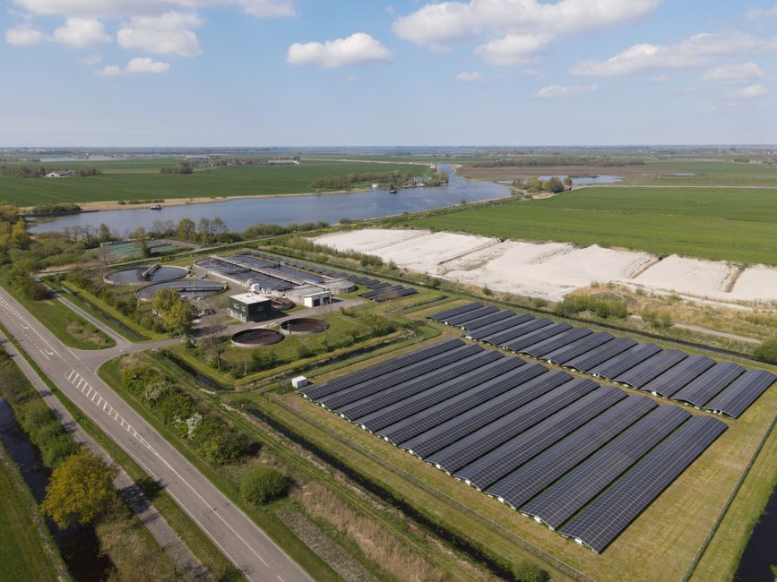 Kleurrijke herfstige jaloezieën met abstracte vormen.