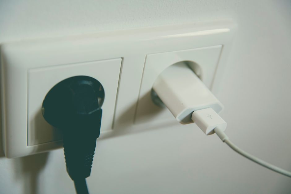 Nieuwe smart plug naast traditionele energiemeter.